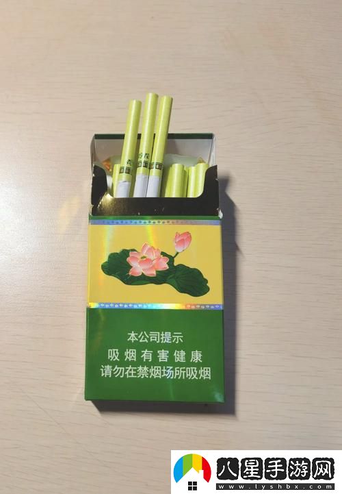 在寧靜水面映襯下的美麗“荷花1777.