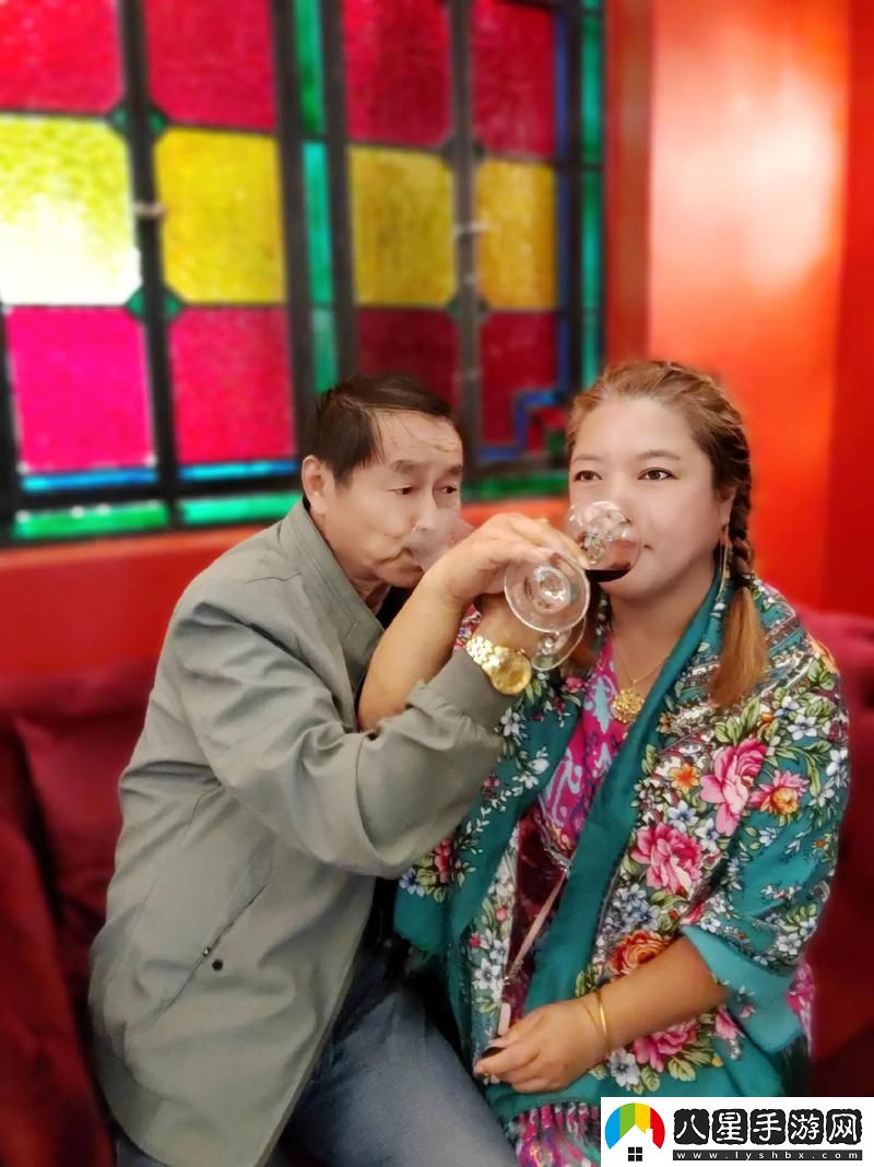 5對夫妻一男一女一起喝酒